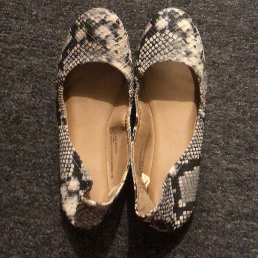 Mossimo Brand Women's Size 8.5 Black White Gray Snakeskin Print Ballet Flats